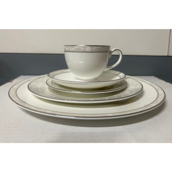 Wedgwood Icing 5 Piece Place Setting. kk433 - Picture 1 of 9